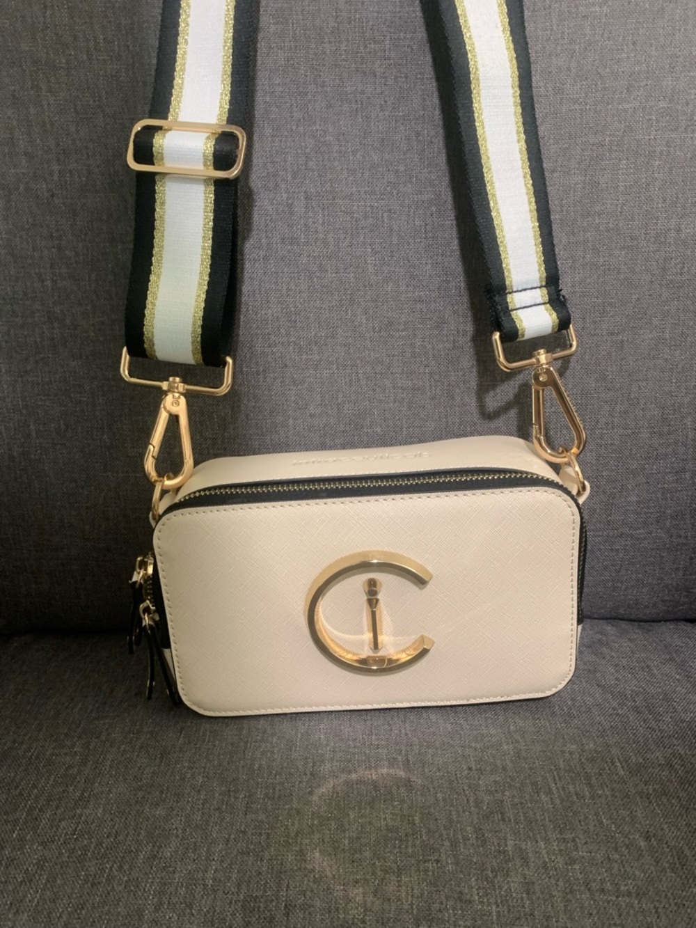 Intraceuticals Purse Makeup
Strap Bag Cream New 🩷